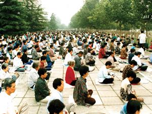 Фалун Гонг - 2 000 души по време на сутрешна практика в Пекин