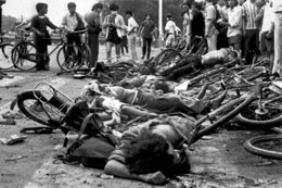 Трупове на мирни граждани, премазани от Народоосвободителната армия рано сутринта на 4-ти юни 1989 г.