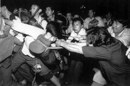 Цивилни граждани, опитващи се да изтеглят студенти от задържалите ги войници на Народоосвободителната китайска армия през нощта на 3-ти юни 1989 г.