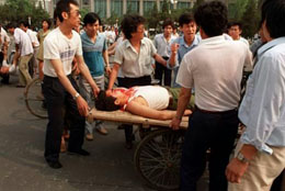 Местни жители и рикши оказват помощ за откарване на ранените от Тянънмън до близките болници, 4-ти юни 1989 г..