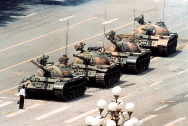 „Неизвестният бунтовник” – тази прочутата снимка, взета от фотографа на Асошиейтед прес, Джеф Уиденер, представя протестиращ студент, чиито действия спират за половин част придвижването на колоната с танкове на китайската Народоосвободителна армия към площада Тянънмън на 4 юни 1989 г..