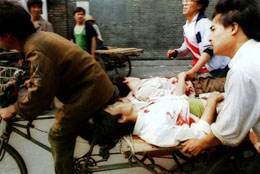 Рикши се притичват на помощ за прекарване на ранените студенти да болниците след намесата на Народоосвободителната армия на 4-ти юни 1989 г. 