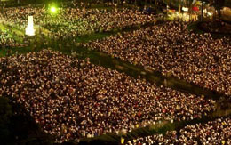 Около 20,000 души на възпоменателно бдение в парка Виктория, Хонконг, 4-ти юни 2001 г. – 12-годишнина от избиванията на студентите на Тянънмън.
