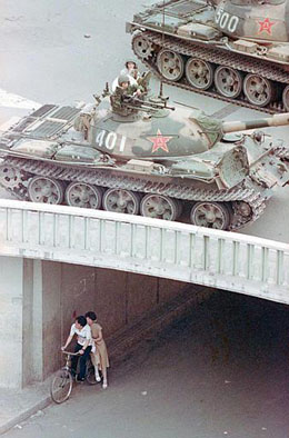 Китайска двойка, криеща се от танковете, преминаващи над тях, 5-ти юни 1989 г. 