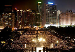 Възпоменателно бдение в парка Виктория, Хонконг, 4-ти юни 2003 г. – 14-годишнина от избиванията на студентите на Тянънмън. 
