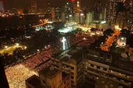 Десетки хиляди жители на Хонконг участват във възпоменателното бдение в парка Виктория на 4-ти юни 2004 г. – 15-годишнината от избиванията на студентите на Тянънмън. 