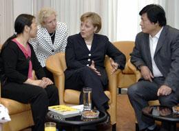 Германският канцлер Анжела Mеркел разговаря с г-н Чен Гули