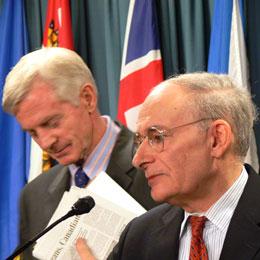 Бившият канадски държавен секретар Дейвид Kилгор (вляво) и почитаният адвокат по човешките права Дейвид Mатас по време на пресконференция в Отава