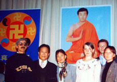 Проф. Гао Чунман (вторият от ляво) с практикуващи Фалун Гонг в Русия. (The Epoch Times)