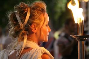 Богинята на Справедливостта по време на церемонията по официалното запалване на Щафетния огън за човешки права