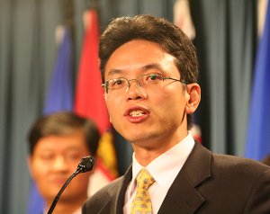 Бившият китайски дипломат Чен Йонглин (Chen Yonglin) твърди, че Националния конгрес на китайците с канадско гражданство (National Congress of Chinese Canadians / NCCC), служи като параван на китайското консулство в Канада (Матю Хилдебранд/The Epoch Times) 