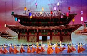 „Озаряване на Свещената земя”, изпълнение на 'Небесната трупа за сценични изкуства' (Divine Performing Arts Troupe) по време на Спектакъла по случай Китайската Нова Година на NTDTV (NTDTV's Chinese New Year Spectacular), 2007 г. (The Epoch Times)