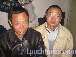 Жалбоподателят Су Джимин (вляво), от окръг Чонг-ен (Chong-en), провинция Джиянгси (Jiangxi), разкри поверителни сведения за нелегален затвор за жалбоподаватели в Пекин, където той лично е бил изтезаван, в резултат на което губи слуха в едното си ухо. 