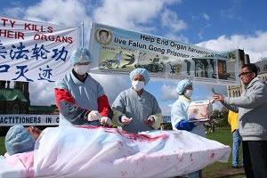 Възстановка на отнемане на органи в Китай от практикуващи Фалун Гонг