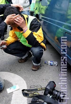 Репортер с кръвотечаща рана на главата след хвърлен камък от китайските студенти.