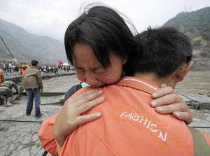 Скърбящи пострадали от земетресението в Сичуан, Китай.