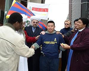 Представители на различни религиозни групи се събраха заедно, за да се помолят за обиколката на д-р Янг Джианли (Yang Jianli).