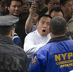 Нюйоркската полиция (NYPD) се опитва да се справи с про-комунистически привърженик от тълпата, нападаща практикуващи Фалун Гонг на улицата в китайския квартал Флашинг в Ню Йорк, при което бяха арестувани няколко от нападателите. 
