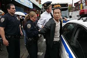 Полицията арестува 33-годишния Уен Ч. Ли (Wen Q. Li) за нападение на практикуващи Фалун Гонг в китайския квартал Флашинг, Ню Йорк.