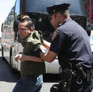 Про-комунистически нападател във Флашинг, Ню Йорк, бе арестуван от полицията. 