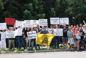 Протестиращи срещу тайната среща на Bilderberg Group в Шантили.