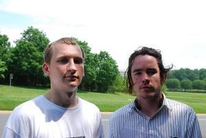 Люк Рудковски (вляво) и Джон Пол Харкинс от WeAreChange.org дойдоха в Шантили, за да протестират срещу Bilderberg Group.