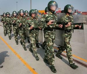 Паравоенни полицаи на обучение за спешни ситуации, насочено към подсилване на охраната преди началото на Олимпиадата в Пекин.