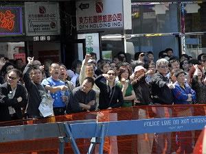 Рро-комунистически тълпи отправят словесни нападки срещу практикуващите Фалун Гонг във Флашинг, Ню Йорк, предоставящи там възможност за отказване от ККП.