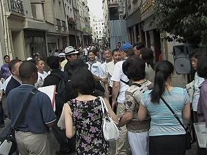 Про-комунистически поддръжници се опитват да наобиколят Фалун Гонг практикеващи в Париж.