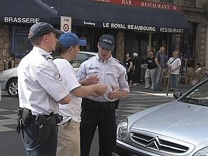 Полицията пристига на мястото на инцидента в Париж и разпитва свидетели за атаките срещу Центъра за отказване от ККП и практикуващите Фалун Гонг. 