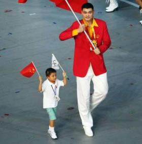 Лин Хао развява гордо китайското знаме до Яо Минг