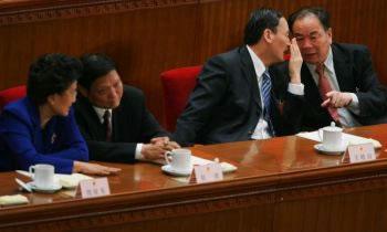 Вдясно: бившият партиен секретар на Шинджянг, Уанг Лечуан (Wang Lequan)