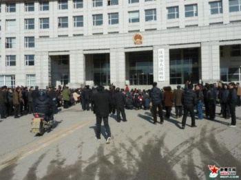 Над хиляда жители на две села в гр. Джуангхе (Zhuanghe) в северозападната китайска провинция Ляонинг (Liaoning) коленичиха пред кметството на 13 април 2010 г. с настояване за среща с кмета.