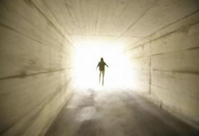 Много хора, които са били близо до смъртта, разказват за преживявания като преминаване през тунел в ярка светлина.