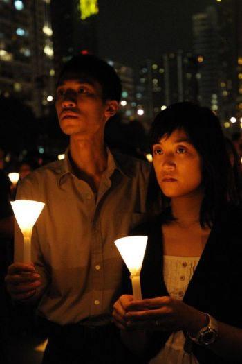 Млада двойка по време на бдението, Виктория Парк, Хонконг, 4 юни 2010г.