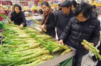 Потребители проверяват цените на зеленчуците в 