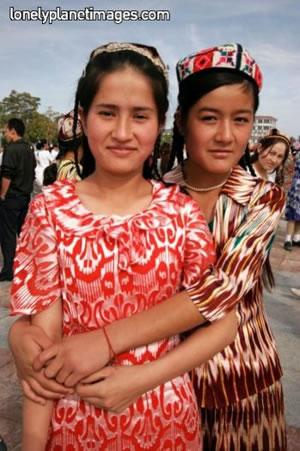 Жени в традиционни уйгурски носии 