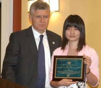 17-годишната дъщеря на Гао Джишен (Gao Zhisheng), Грейс, прие международната награда за адвокат за човешки права от името на баща си на събитие
