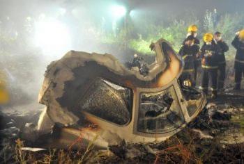 Китайски пожарникари претърсват останките от пилотската кабина на самолет ERJ-190