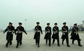 Китайски полувоенни полицаи маршируват на пл. "Тянанмън" в Пекин на 11 март.