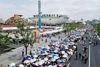 Дългите опашки в жегата са се превърнали в една от най-честите гледки на Световното изложение в Шанхай.