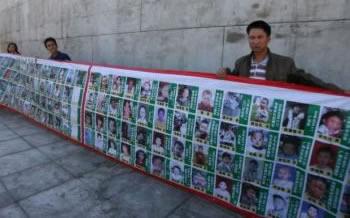 Над 30 родители от различни краища на Китай държат голям плакат със снимки на техните деца в Пекин.