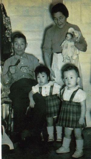 Хан Шиу (вдясно) на 2 години с възрастната двойка, която я отглежда, и тяхната внучка.