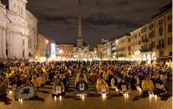 Фалун Гонг практикуващите проведоха бдение със свещи на площад "Навона" в Рим в памет на практикуващите, които са били преследвани до смърт от китайската комунистическа партия