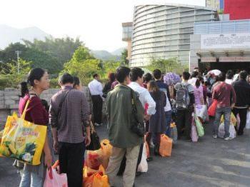 Китайци чакат на опашка пред сградата на областната митница на Шенджен