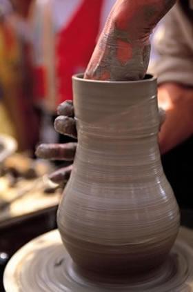 Докато глинените вази се изработват, върху глината могат да бъдат записани вибрации от околни звуци. 