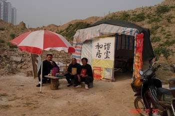 Изселени от домовете си селяните са принудени да живеят в самоделни колиби. Провинция Шандун. 2009 год.