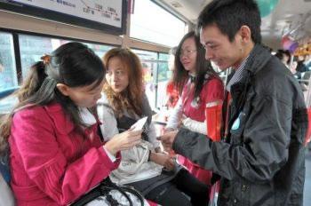 "Любовен автобус" в гр. Фуджоу, Южен Китай. Над 1000 души се качват на 10 романтично декорирани автобуса в търсене на партньор.