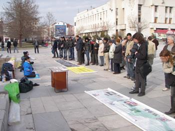 Граждани на Пловдив наблюдават с интерес медитацията на практикуващи Фалун Дафа, м. февруари 2011г. 