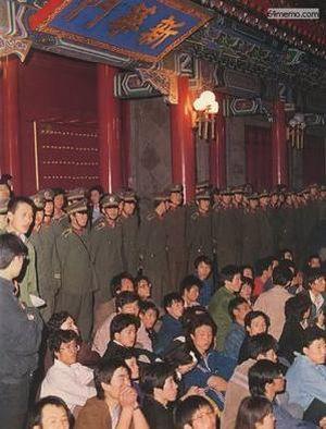 19 апреля 1989г. Студенты напортив резиденции правительства Чжуннанхай выражают протест в форме мирного сидения. Вокруг них живой стеной стоят солдаты и полицейские. В тот вечер всех демонстрантов разогнали силой. Фото с 64memo.com